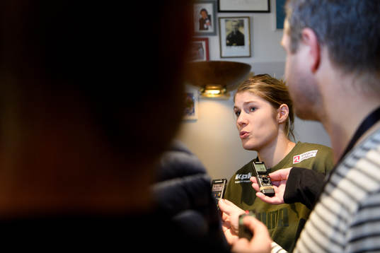 Line Jørgensen blir intervjuad på en pressträff med det