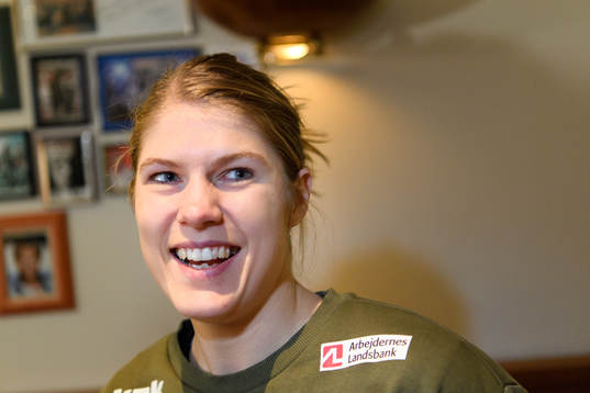 Line Jørgensen blir intervjuad på en pressträff med det