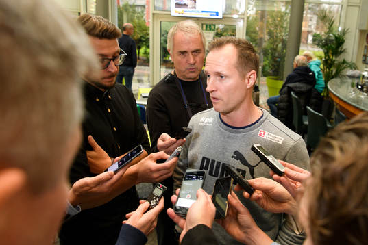 Förbundskapten Klavs Bruun Jørgensen blir intervjuad på