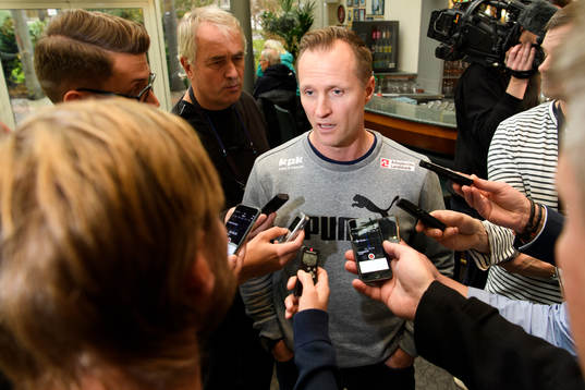 Förbundskapten Klavs Bruun Jørgensen blir intervjuad på