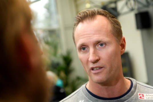 Förbundskapten Klavs Bruun Jørgensen blir intervjuad på