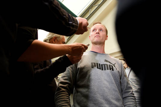 Förbundskapten Klavs Bruun Jørgensen blir intervjuad på