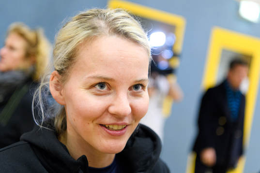 Målvakt Sandra Toft blir intervjuad på en pressträff med