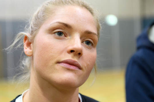 Sarah Iversen blir intervjuad på en pressträff med det