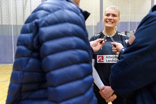 Kathrine Heindahl blir intervjuad på en pressträff med