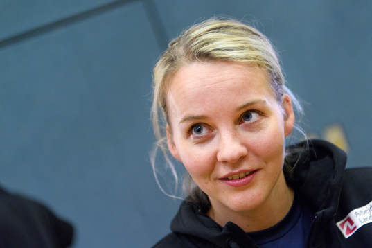 Målvakt Sandra Toft blir intervjuad på en pressträff med