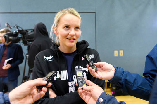 Målvakt Sandra Toft blir intervjuad på en pressträff med