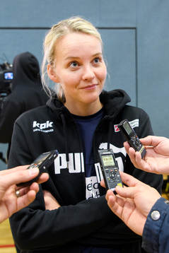 Målvakt Sandra Toft blir intervjuad på en pressträff med