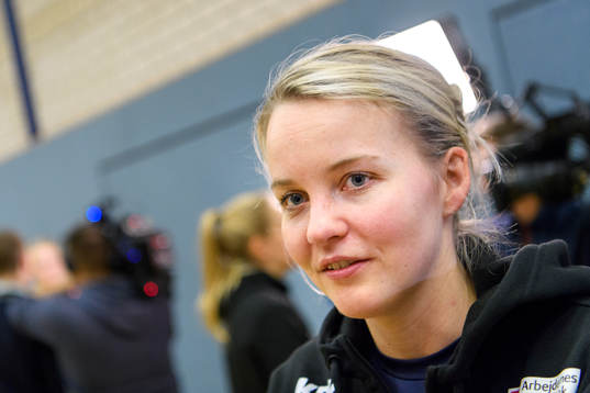 Målvakt Sandra Toft blir intervjuad på en pressträff med