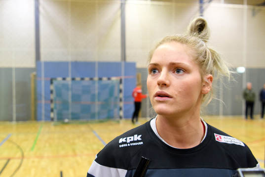Sarah Iversen blir intervjuad på en pressträff med det