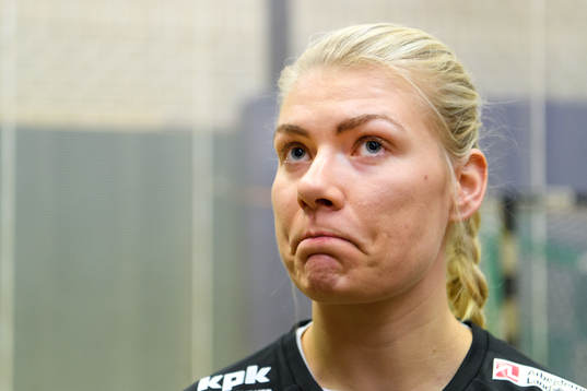 Kathrine Heindahl blir intervjuad på en pressträff med