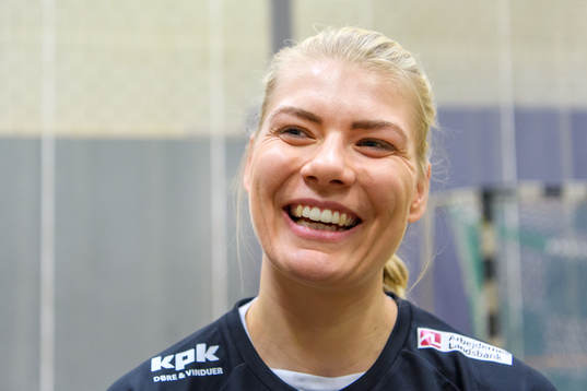 Kathrine Heindahl blir intervjuad på en pressträff med