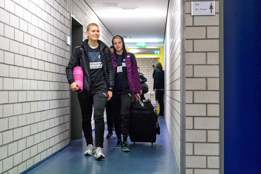 Kathrine Heindahl och målvakt Sandra Toft innan en