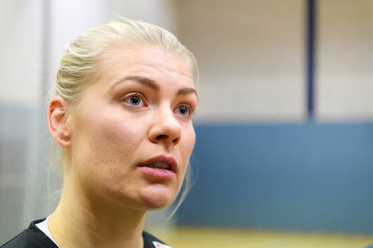 Kathrine Heindahl blir intervjuad på en pressträff med