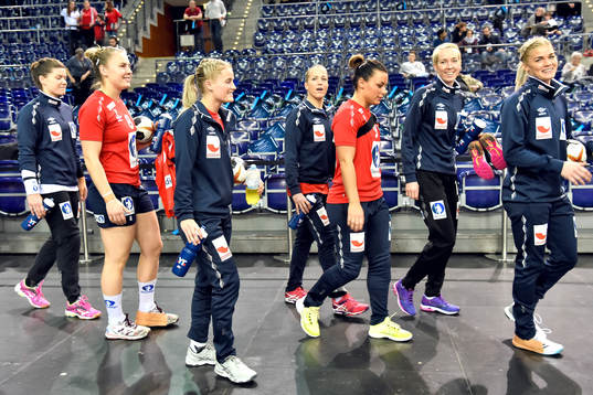 De norska spelarna på väg in till uppvärmning