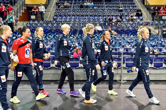 De norska spelarna på väg ut till uppvärmning