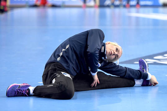 Norges målvakt Katrine Lunde värmer upp