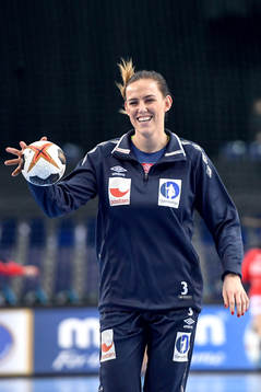 Norges Emelie Hegh Arntzen värmer upp