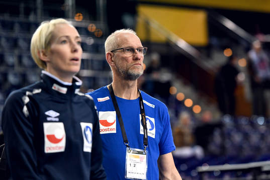 Norges målvakt Katrine Lunde och assisterande