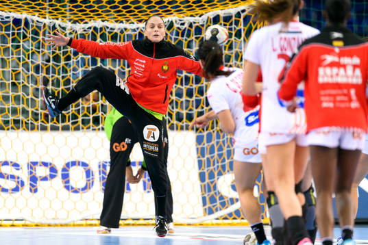 Spaniens målvakt Silvia Navarro Gimenez värmer upp innan