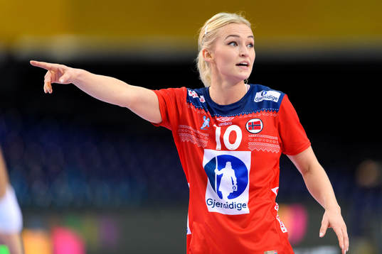 Norges Stine Bredal Oftedal i åttondelsfinalen mellan