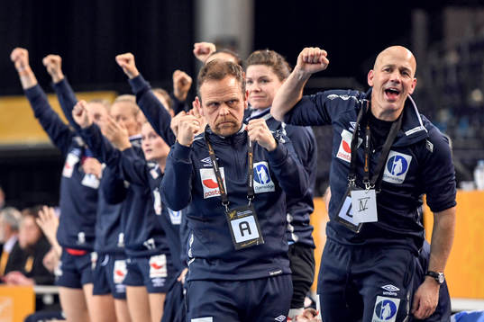 Norges förbundskapten Thorir Hergeirsson och bänken jublar