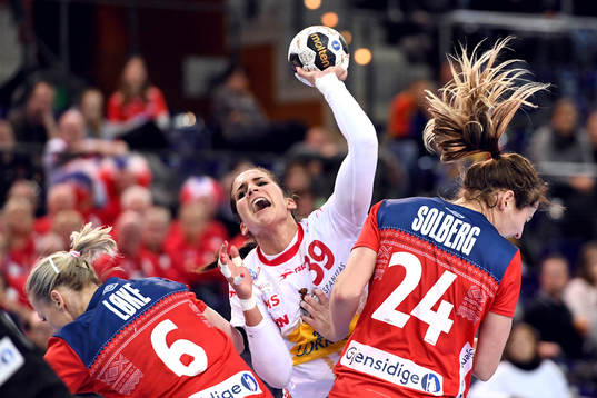 Norges Heidi Løke och Sanna Charlotte Solberg stoppar