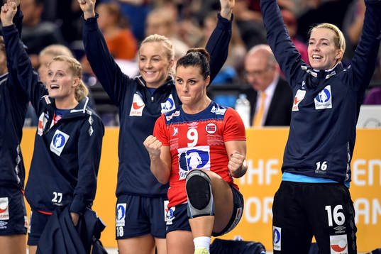 Norges Nora Mørk och målvakt Katrine Lunde jublar på