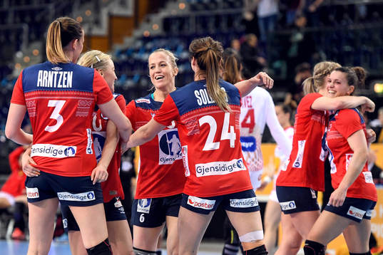 Norges Heidi Løke jublar med lagkamrater