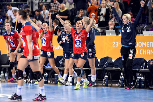 Norges Nora Mørk jublar med lagkamrater