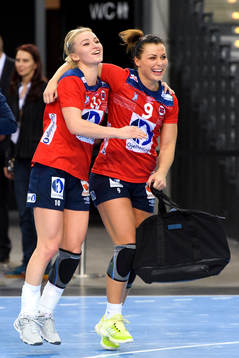 Norges Stine Bredal Oftedal och Nora Mørk jublar