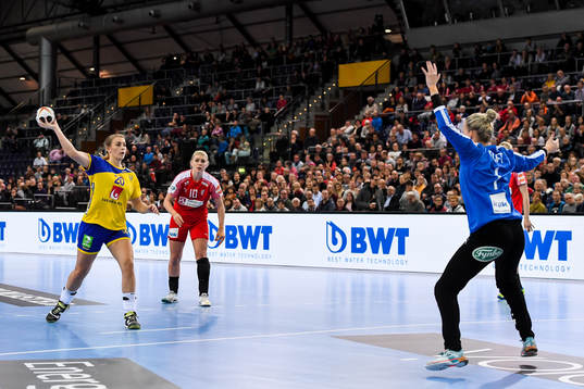 Sveriges Isabelle Gulldén och Danmarks målvakt Sandra