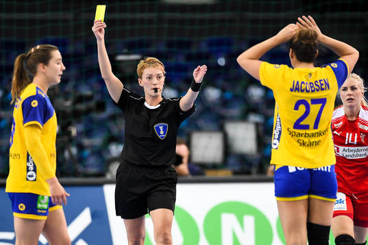 Sveriges Sabina Jacobsen får gult kort i kvartsfinalen
