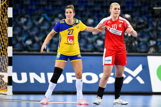 Sveriges Sabina Jacobsen och Danmarks Kathrine Heindahl i