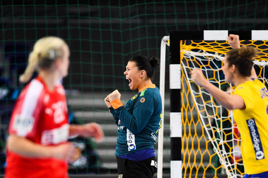 Sveriges målvakt Filippa Idéhn jublar i kvartsfinalen