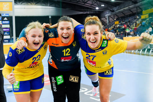 Sveriges Hanna Blomstrand, målvakt Filippa Idéhn och