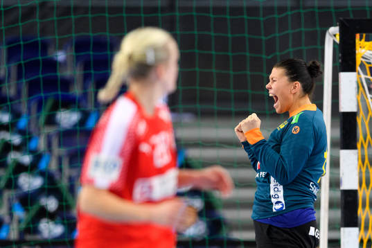 Sveriges målvakt Filippa Idéhn jublar i kvartsfinalen