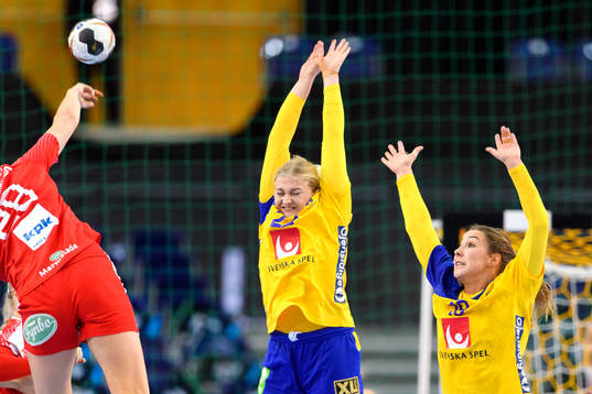 Sveriges Hanna Blomstrand och Anna Lagerquist försvarar i