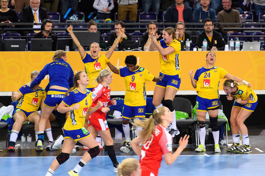 De svenska spelarna jublar på bänken i kvartsfinalen