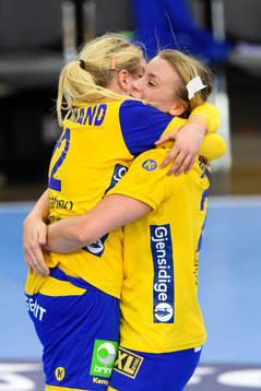 Sveriges Hanna Blomstrand kramar om Isabelle Gulldén
