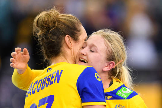 Sveriges Sabina Jacobsen och Hanna Blomstrand jublar