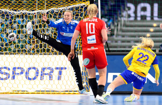 Danmarks målvakt Sandra Toft mot Sveriges Hanna Blomstrand