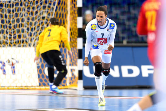 Frankrikes Allison Pineau jublar i kvartsfinalen mellan