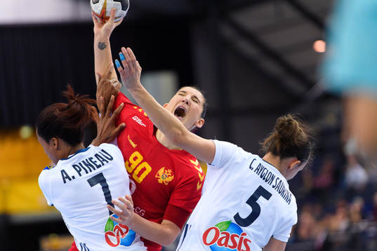 Montenegros Milena Raicevic stoppas av Frankrikes Allison