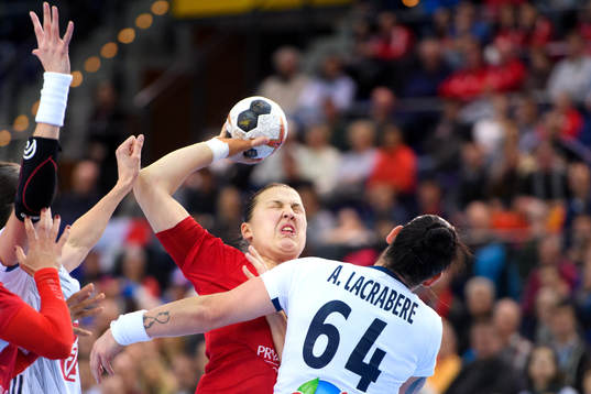 Montenegros Milena Raicevic stoppas av Frankrikes Alexandra