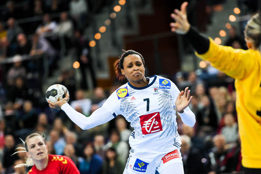 Frankrikes Allison Pineau i kvartsfinalen mellan Frankrike