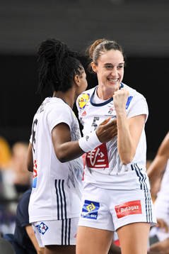 Frankrikes Camille Ayglon Surina jublar