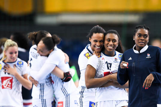 Frankrikes Allison Pineau och Siraba Dembele jublar