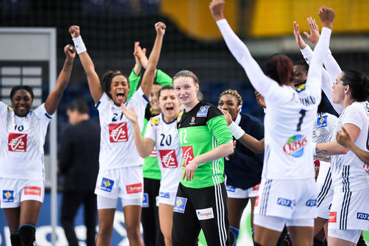 Frankrikes målvakt Amandine Leynaud jublar