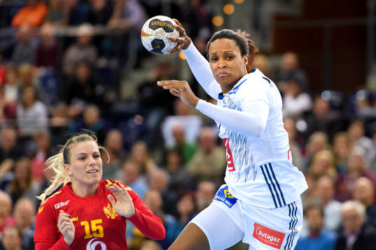 Frankrikes Allison Pineau i kvartsfinalen mellan Frankrike